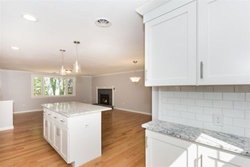 4 Garrison Ln, Dover, NH 03823-7604