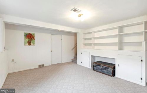 8421 Chippewa Rd, Philadelphia PA 19128-1206 exterior