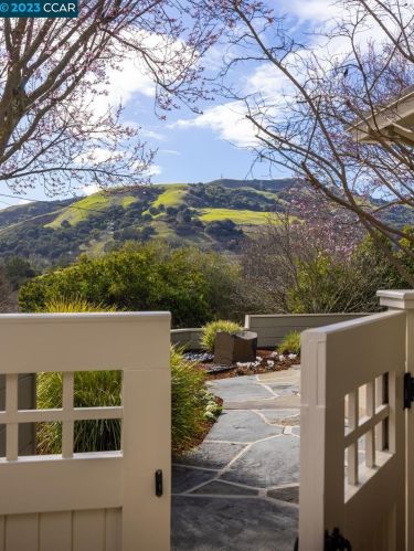 9 Southwood Dr, Orinda, CA 94563-3010