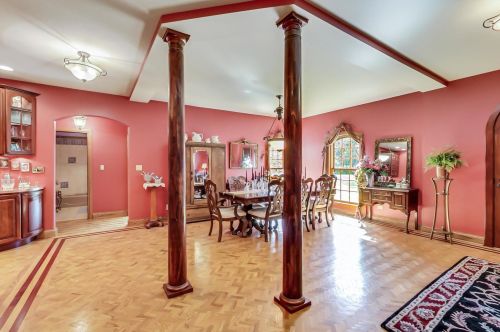 8901 Maple Ave, Willowbrook IL 60527-6469 exterior