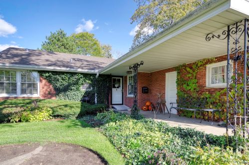 2300 Robincrest Ln, Glenview, IL 60025-4113