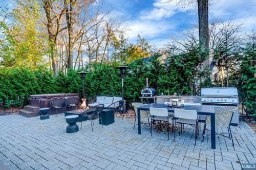 518 Forest Dr, Teaneck, NJ 07666-2051
