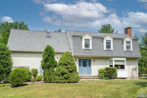 2 Cortland Trl, Mahwah, NJ 07430-1541