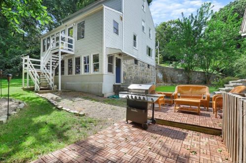 54 Monroe St, Huntington CT  06484-6032 exterior
