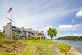 5816 Riverpoint Ln, Portland, OR 97239-5902