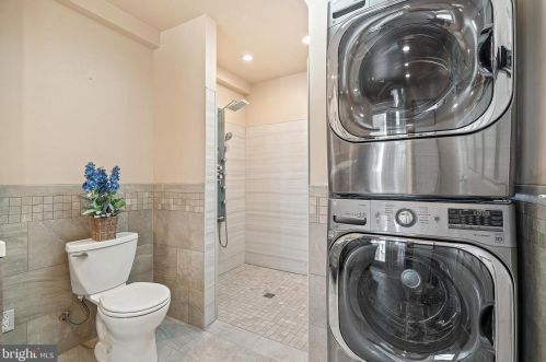 8017 Ellet Rd, Springfield VA  22151-1921 exterior