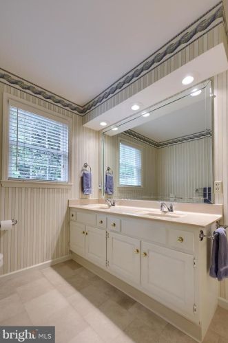 142 Bentley Ln, Lancaster PA  17603-6204 exterior