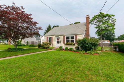 63 Woodstock Dr, Warwick, RI 02889-2319