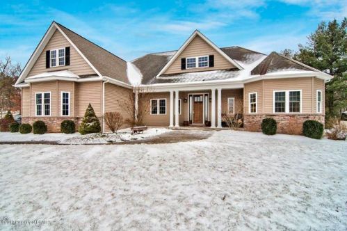 28 Ledge Ct, Pittston, PA 18640-9520