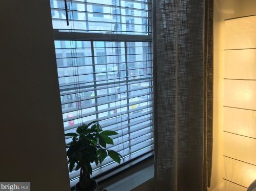 906 Arch St, Philadelphia, PA 19107-3102