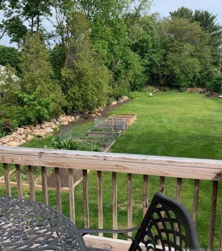 28 Crossley Ct, Niantic CT  06357-2341 exterior