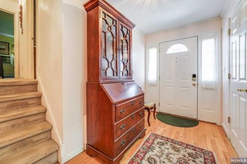 453 Grant Ave, Oradell, NJ 07649-1815