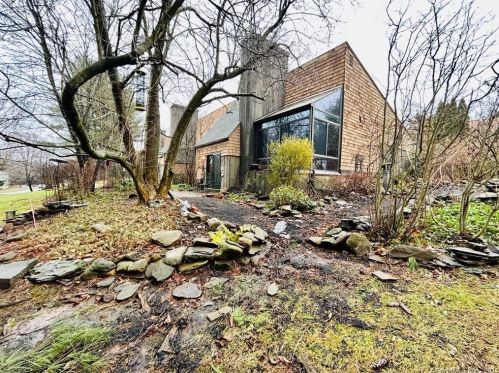 27 Orange Rd, Middletown CT  06457-4913 exterior