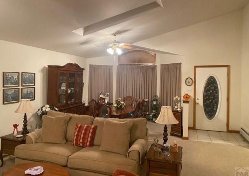 190 Crescent Cir, Pueblo, CO 81007-1667
