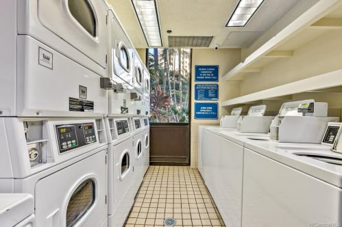 300 Wai Nani Way, Honolulu HI 96815-3961 exterior