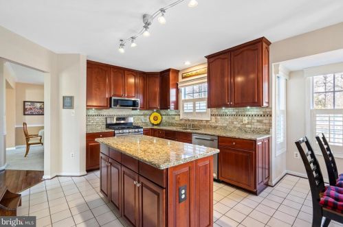 8416 Holstein Pony Ct, Gainesville, VA 20155-2968