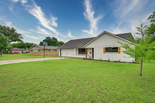 5713 Wharton Dr, Fort Worth TX  76133-2812 exterior