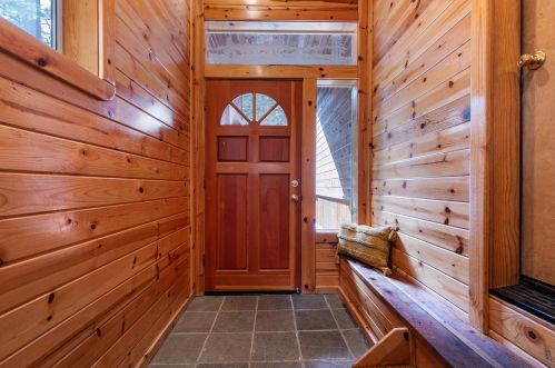 13552 Pathway Ave, Truckee CA  96161-6219 exterior