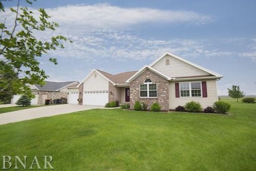 213 White Tail St, Hudson, IL 61748-7636