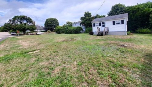 13 Governor Ave, Westerly, RI 02891-4413