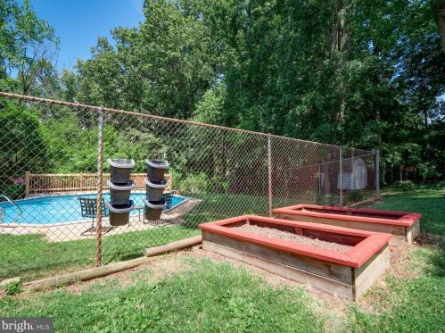 3917 Forest Grove Dr, Annandale, VA 22003-1962