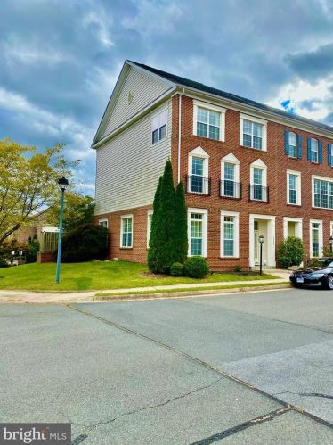 13570 Village Green Dr, Leesburg, VA 20176-5006