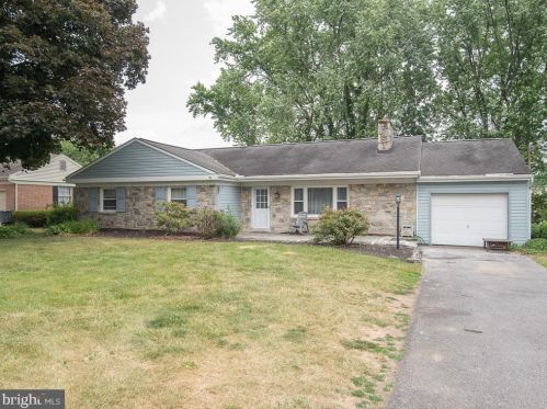 2106 Lyndell Dr, Lancaster PA  17601-5728 exterior