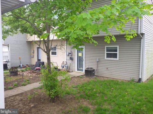 1735 Logan St, Harrisburg, PA 17102-1852