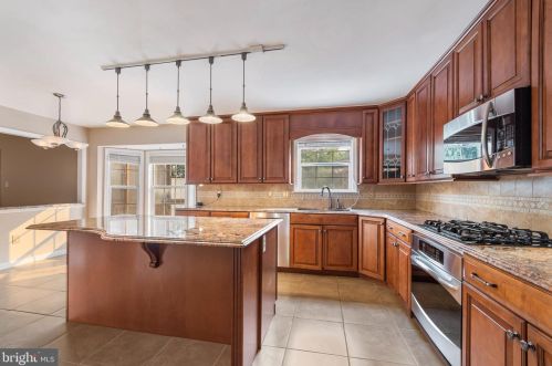 1560 Kingstream Cir, Herndon, VA 20170-2752