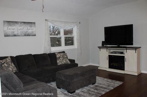 17 Thorne Pl, Middletown, NJ 07748-1408