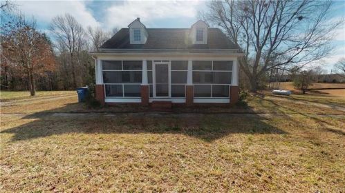 3418 Lewis B Puller Memorial Hwy, Saluda VA  23149-2602 exterior