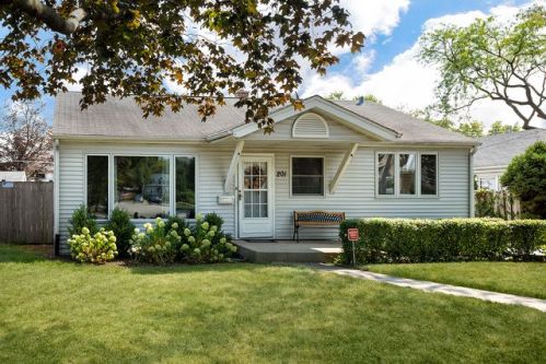 201 Montgomery Ln, Glenview, IL 60025-4926