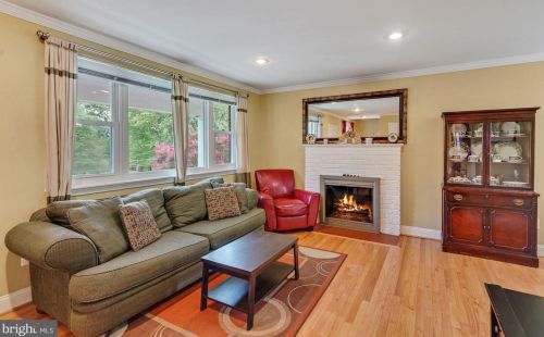 7301 Woodley Pl, Falls Church, VA 22046-2716
