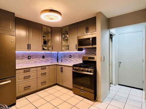 30 Larkin Cir, Town Center, NJ 07052-1124