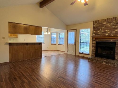 8 Dover Dr, Conroe TX  77304-2748 exterior
