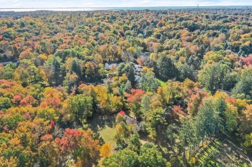 70 Cranbury Rd, Norwalk, CT 06851-2619