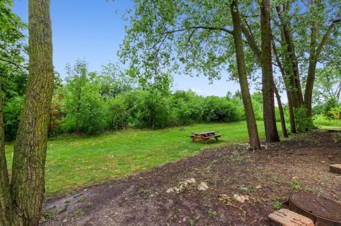 664 Pinecrest Dr, Wheeling IL  60070-1827 exterior
