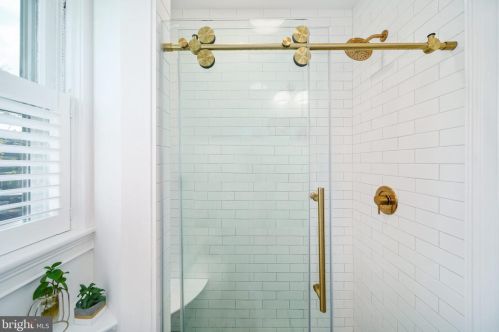 220 Washington Ave, Tavistock NJ 08033-3323 exterior