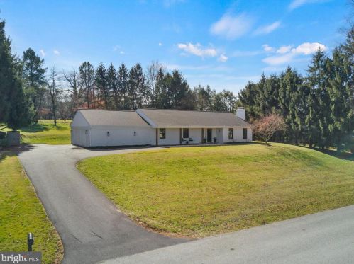 2146 Stonecrest Dr, Lancaster PA  17601-5437 exterior