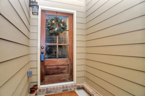 290 Jackson Pl, Lilburn, GA 30047-2816