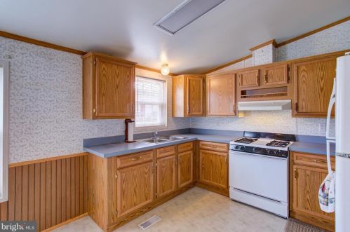 208 Bent Pine Ct, Lancaster PA  17603-2180 exterior