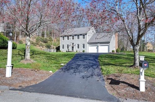 7 Chase Hollow Ln, Glastonbury, CT 06033-2493