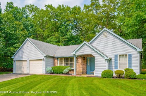 564 Petunia Ln, Lakehurst, NJ 08759-4318
