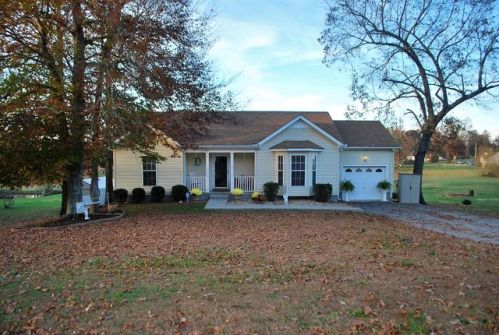 2009 Ruby Travis Dr, Chapmansboro, TN 37035-5146