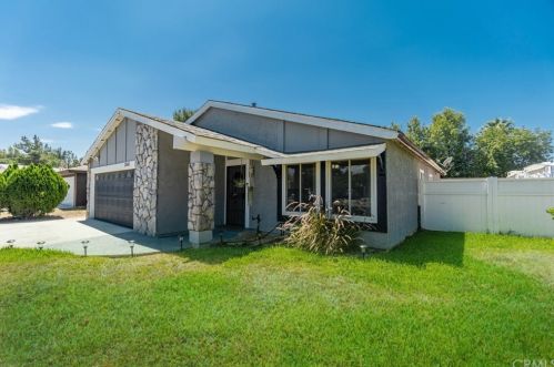 3048 Amsterdam Dr, Riverside CA  92504-4212 exterior
