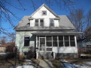 318 3rd St, Momence, IL 60954-1304