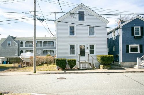 17 Byrnes St, Middletown, RI 02840-4061
