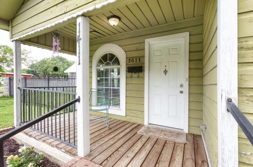 1415 Shady Grove Rd, Irving TX  75060-3895 exterior