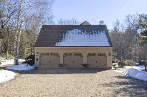 4 Village Woods Dr, Amherst, NH 03031-1939