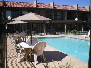 1201 San Pedro Dr, Albuquerque NM  87110-6725 exterior
